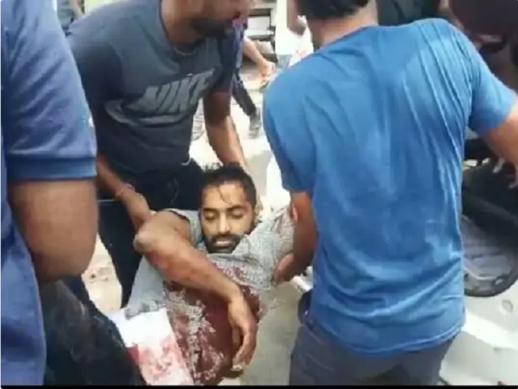 गोलियां लगने से जख्मी मिड्डूखेड़ा को उठाते लोग। (फाइल फोटो)