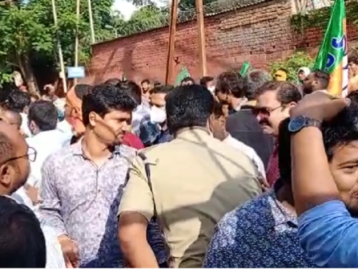 प्रदर्शन के समय गहमी का दृश्य।