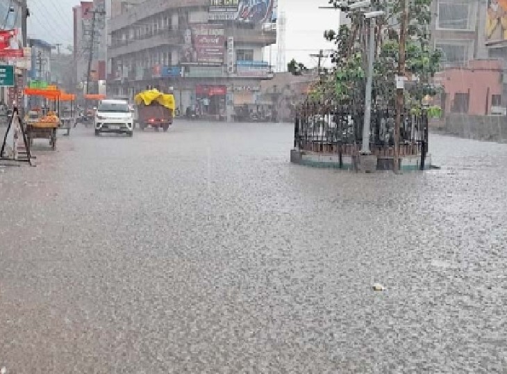 झुंझुनूं जिले के उदयपुवाटी क्षेत्र में हुई बारिश के बाद सड़क पर भरा पानी।
