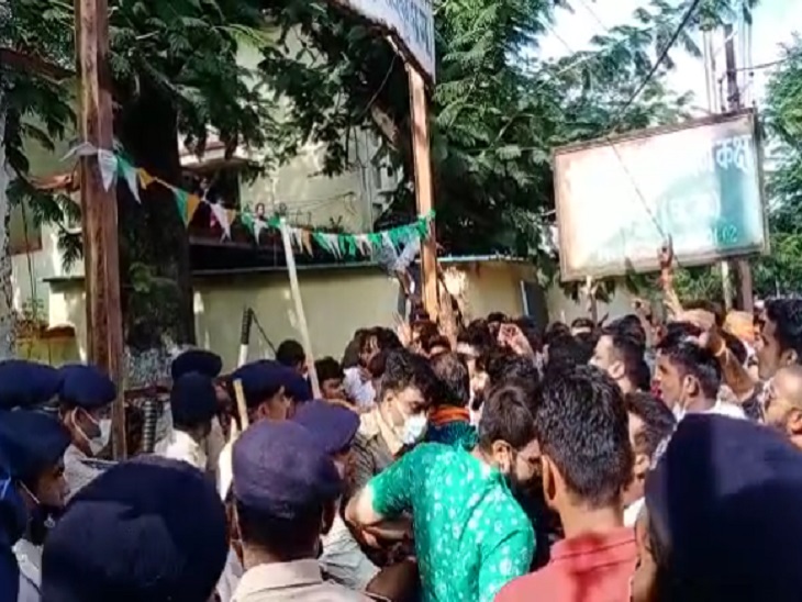 पुलिस ने सभी को एकत्रित किया।