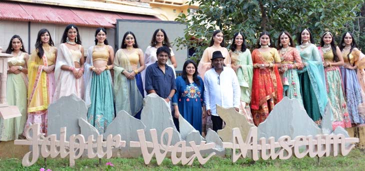 वैक्स म्यूजियम पर ग्रुप फोटो।