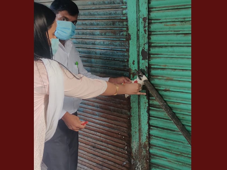 महिला अधिकारी से छेड़खानी करने वाले सपा पार्षद की दूध डेयरी सील कर दी गई है।
