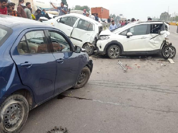 हादसे के बाद आपस में भिड़ी गाड़ियां।