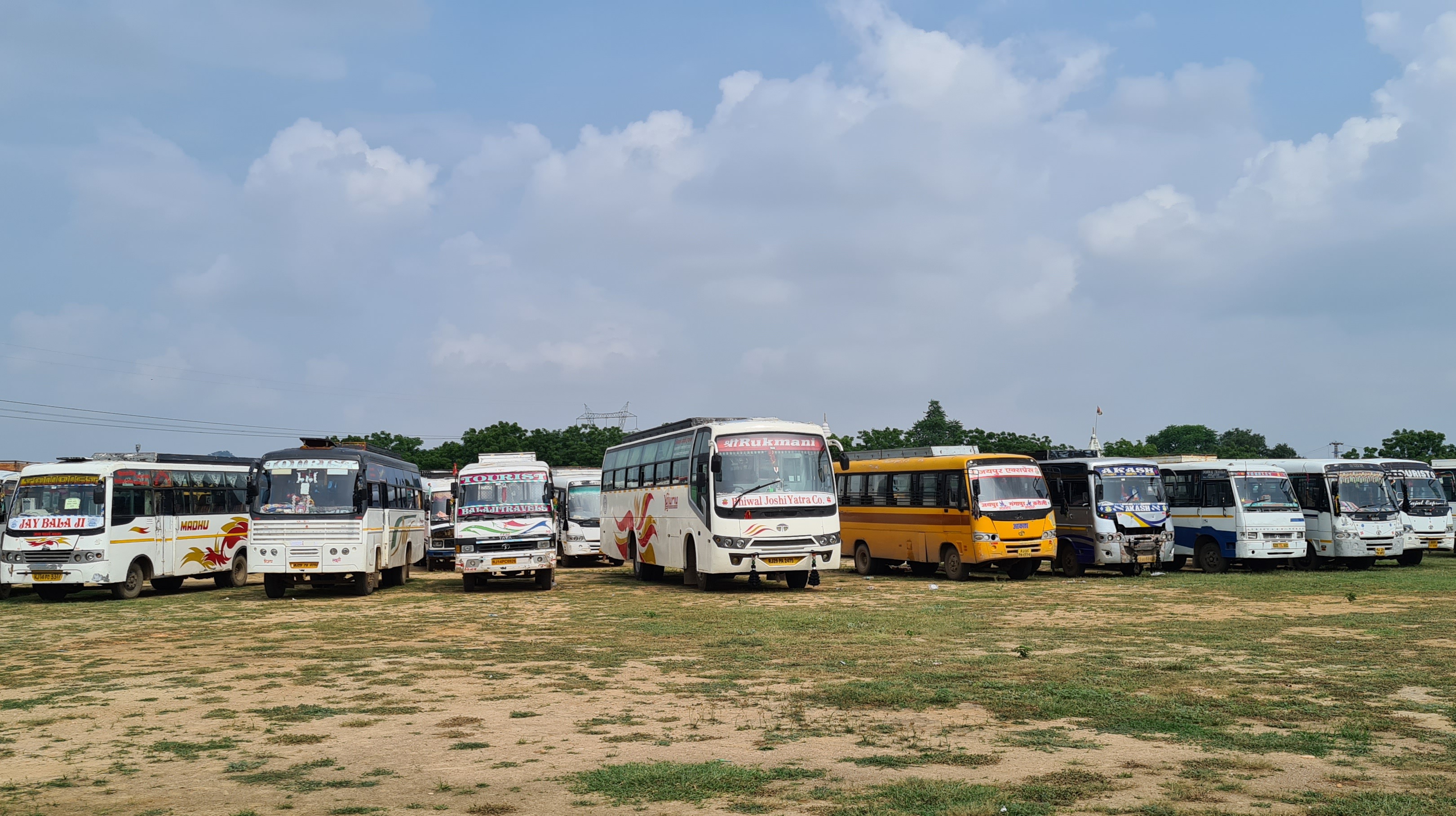 अभ्यर्थियों के लिए पायलट के स्टेडियम में खड़ी रिजर्व बसें।