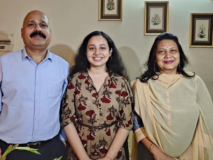 परिणाम आने के बाद माता-पिता के साथ रिया डाबी।