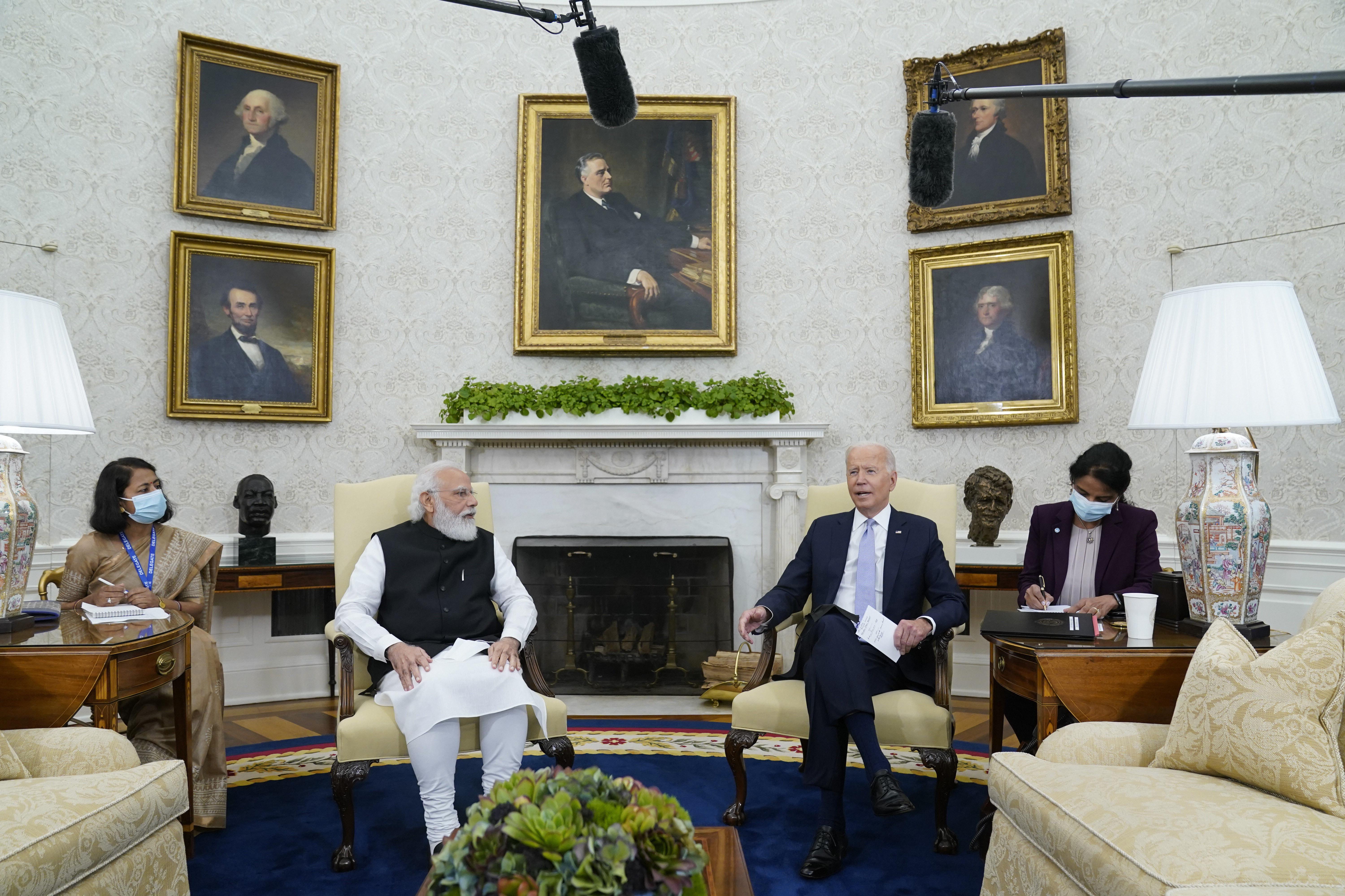 एक-दूसरे की बातों को अच्छी तरह से समझने के लिए दोनों नेताओं ने अपने पास इंटरप्रेटर को बैठा रखा था। बाइडेन अंग्रेजी में बोलते थे। इसे हिंदी में ट्रांसलेट किया जाता था। वहीं, मोदी हिंदी में बोलते थे और उसे अंग्रेजी में ट्रांसलेट किया जाता था।