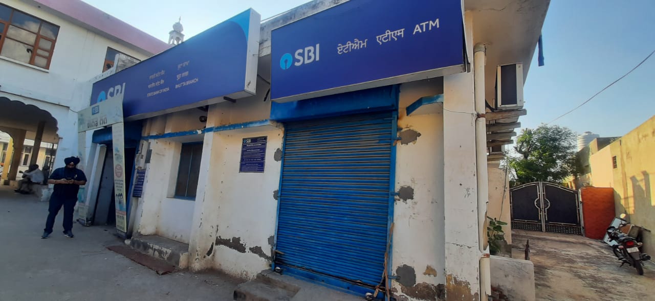 स्टेट बैँक ऑफ इंडिया की इमारत यहां से ATM से पैसे लूटे गए हैं।
