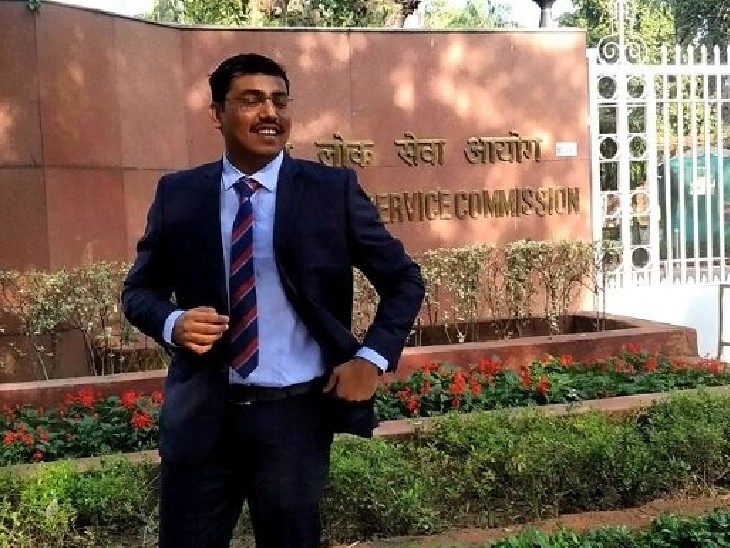 शेख साधारण परिवार से ताल्लुक रखते हैं। स्कूल के दिनों में वे पिता की दुकान पर काम में मदद करते थे। - Dainik Bhaskar