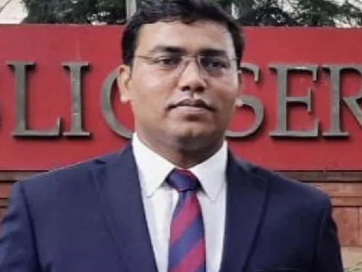 अल्ताफ इस्लामपुर के नवोदय विद्यालय के छात्र हैं। उनके IPS बनने के बाद से उनके स्कूल में भी जश्न का माहौल है।