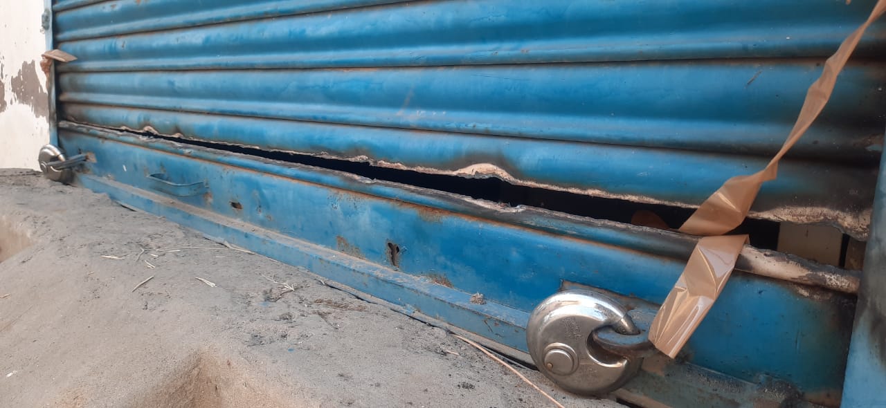 अंदर दाखिल होने के लिए बदमाशों ने ATM के शटर को इस तरह से काटा।