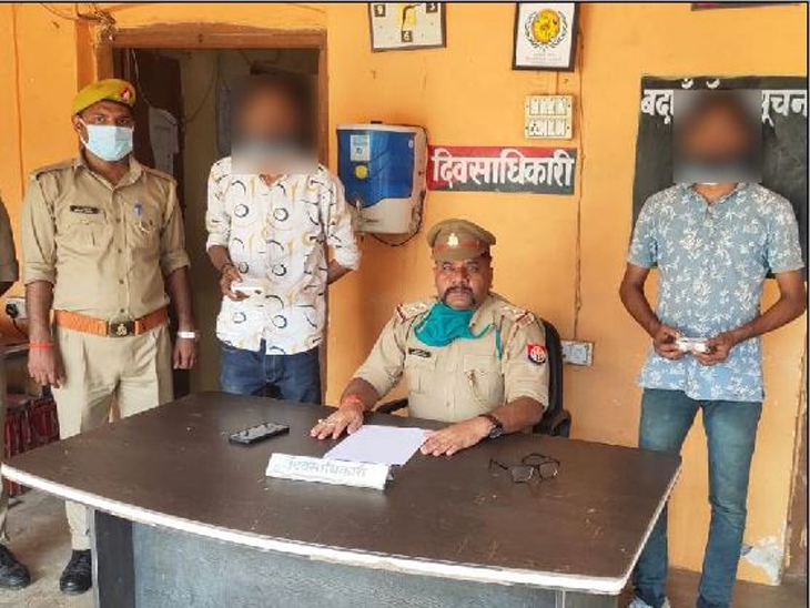 बदमाशों ने शहर में तीन चेन लूटे जाने की बात कबूल की। पुलिस ने बदमाशों के पास से लूटी गई दो सोने की चेन भी बरामद कर ली। - Dainik Bhaskar