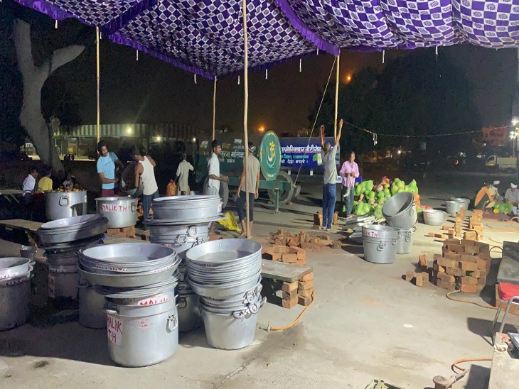 किसानों के लिए खाना तैयार करते कारीगर।