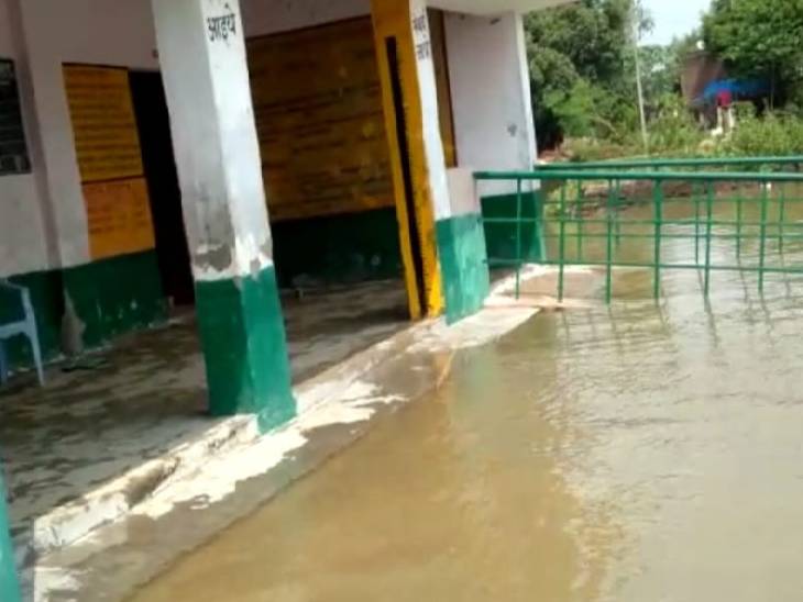 स्कूल परिसर में भरा बाढ़ का पानी।