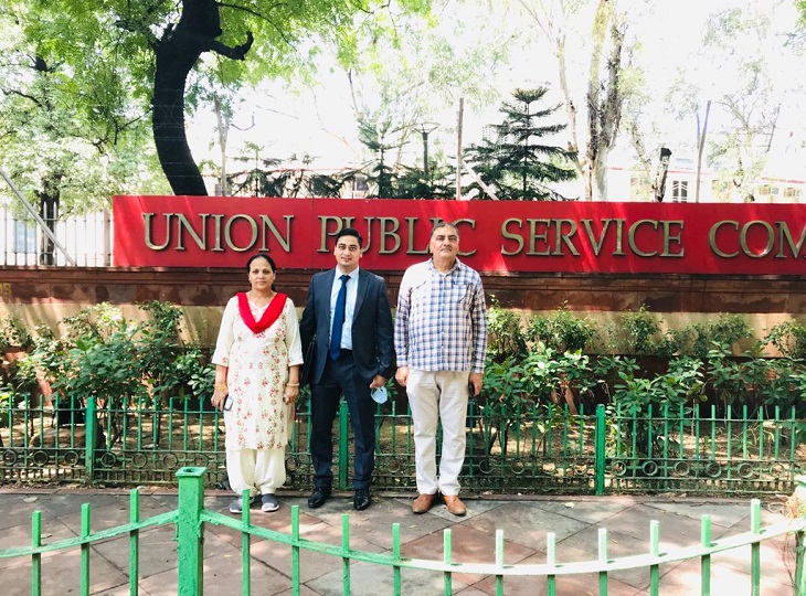 माता कमलेश और राजकुमार के साथ राजकुमार