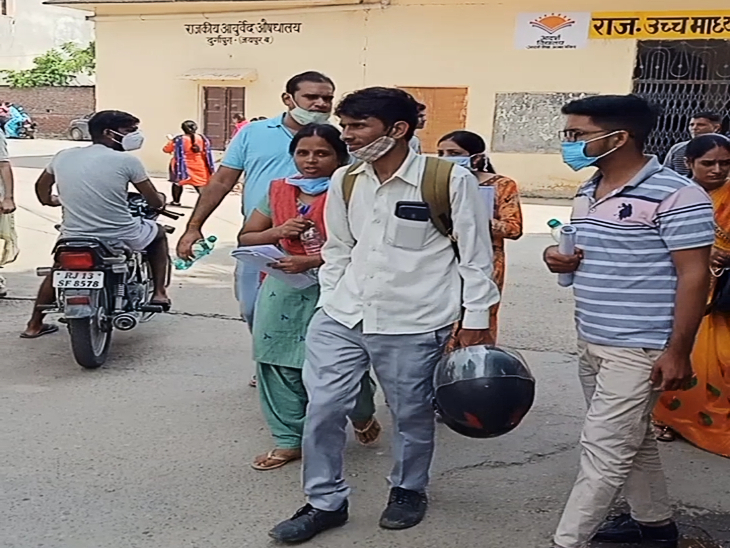 परीक्षा केन्द्र से बाहर निकलते कैंडिडेट्स।