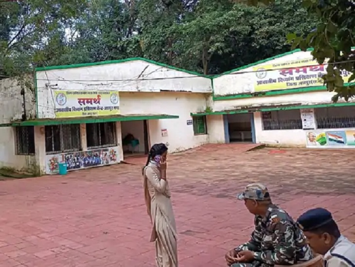 मंट-बधिर के केंद्र में स्थित अच्छी तरह से संतुलित अच्छी तरह से रखे गए थे।