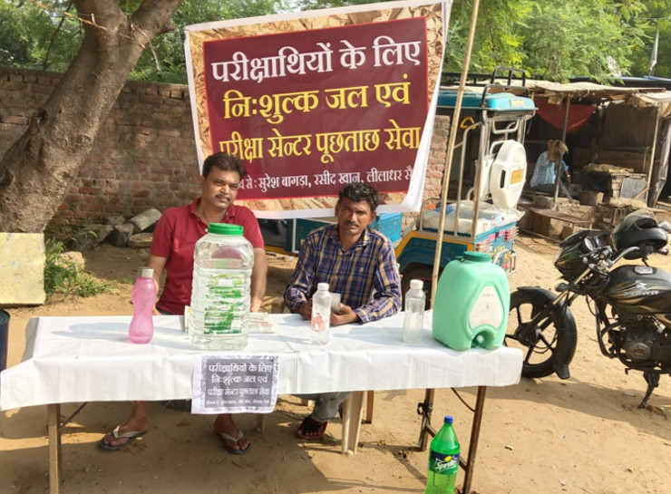 झोटवाड़ा रोड पर पंक्चर बनाने वाले रशीद ने भी लगाई हेल्प डेस्क।
