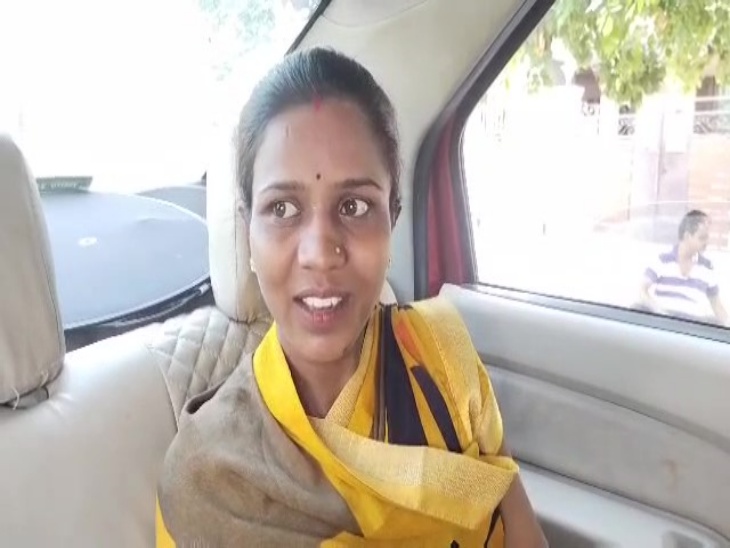 1 दिन बाद डिलीवरी की डेट, परीक्षा देने पहुंची मीनाक्षी।