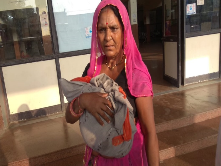 बूंदी अस्पताल में परिजन की गोद में नवजात।