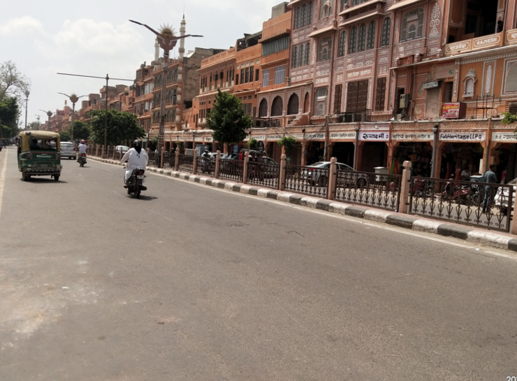 जौहरी बाजार में दुकानें बंद होने से सड़कों पर सन्नाटा।