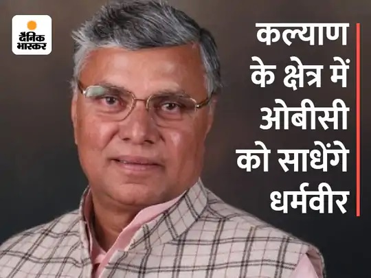 धर्मवीर प्रजापति हाथरस से आते हैं। विधान परिषद सदस्य हैं। 2021 में ही विधान परिषद में पहुंचे हैं। माटी कला बोर्ड के अध्यक्ष भी हैं।