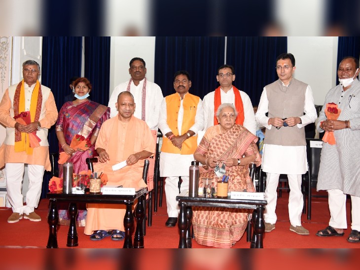 सीएम योगी आदित्यनाथ सरकार के मंत्रिमंडल विस्तार में राज्यपाल आनंदी बेन पटेल की मौजूदगी में 7 मंत्रियों ने ली शपथ।
