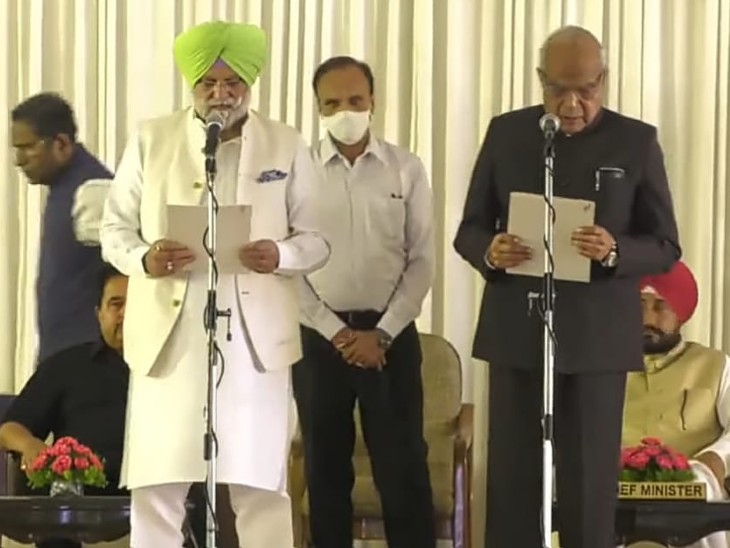 मंत्री पद की शपथ लेते हुए राणा गुरजीत।
