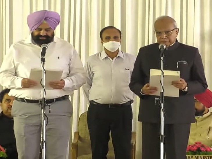 शपथ लेते सुख सरकारिया।