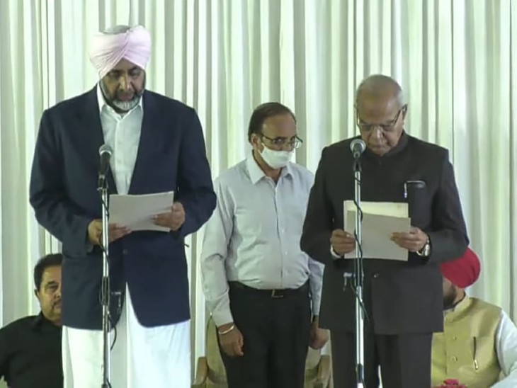 कैबिनेट मंत्री की शपथ लेते मनप्रीत बादल।