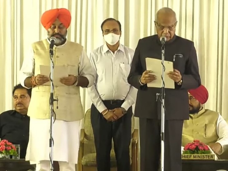 शपथ ग्रहण करते गुरकीरत सिंह कोटली।