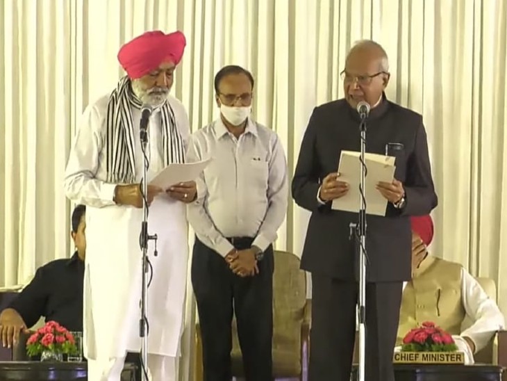 शपथ लेते संगत सिंह गिलजियां।