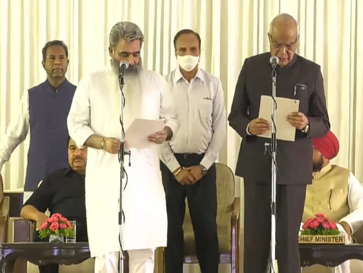 मंत्री पद की शपथ लेते भारत भूषण आशु।