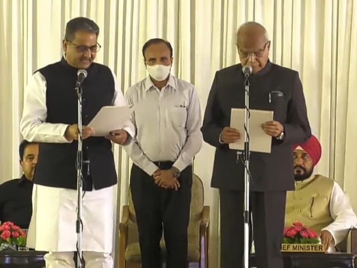 शपथ लेते विजय इंद्र सिंगला।