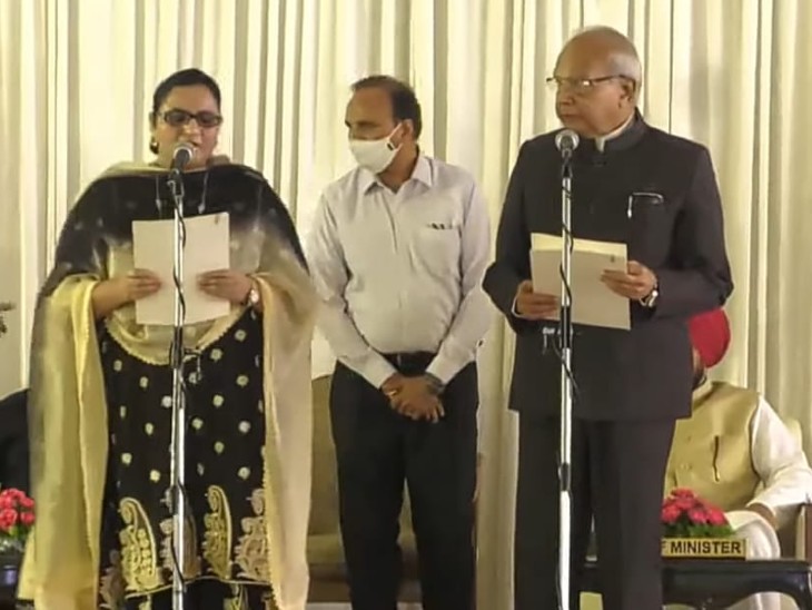 शपथ लेतीं रजिया सुल्ताना।