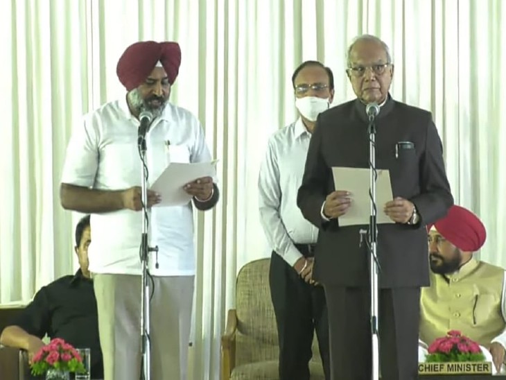 शपथ ग्रहण करते परगट सिंह।