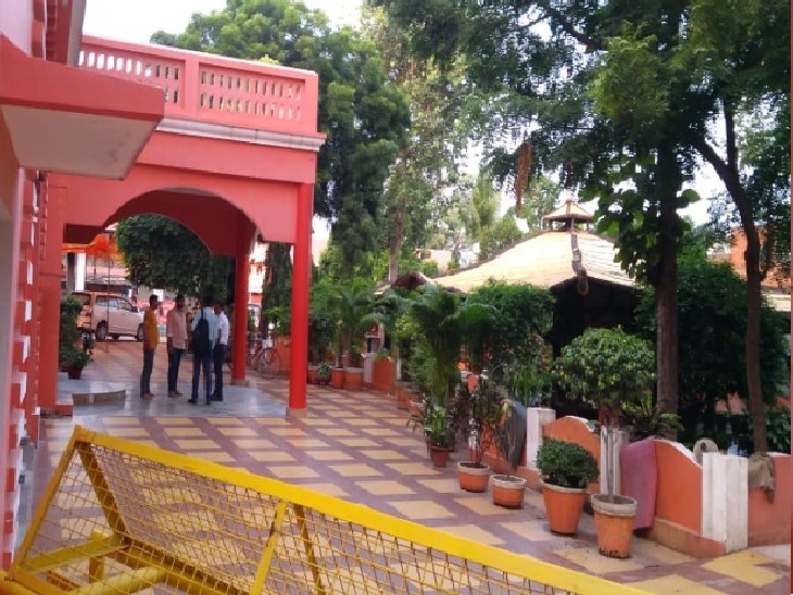अल्लापुर में बाघंबरी गद्दी मठ में पूछताछ करती सीबीआई की टीम।