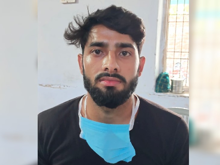 परीक्षार्थी की जगह पेपर दे रहा डमी स्टूडेंट।