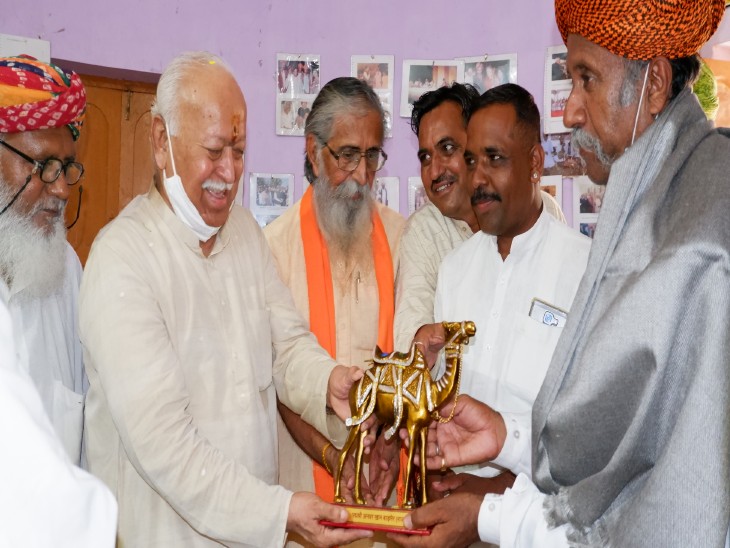 अनवर खान ने संघ प्रमुख मोहन भागवत को स्मृति चिह्न भेंट किया।