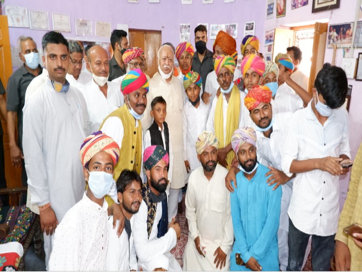 अनवर खान के परिवार ने मोहन भागवत के साथ फोटो भी खिंचवाई।