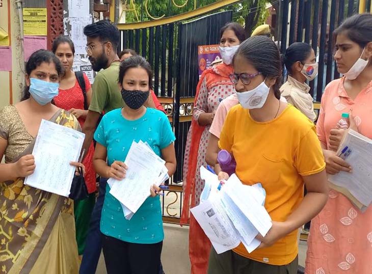 अजमेर के राजकीय कन्या महाविद्यालय (सावित्री कॉलेज) में परीक्षा की पहली पारी समाप्त होने पर अभ्यर्थियों ने बाहर निकल कर हंगामा किया। उनका कहना था कि पेपर के दौरान कक्ष में घड़ी नहीं थी, इसलिए अंदाजा नहीं लग पाया कि कब ढाई घंटे हो गए। इसके कारण वे OMR शीट पूरी नहीं भर पाए।