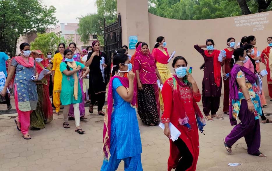 बीकानेर के एक सेंटर पर परीक्षा देकर निकली अभ्यर्थी बेहद खुश नजर आ रही थीं।