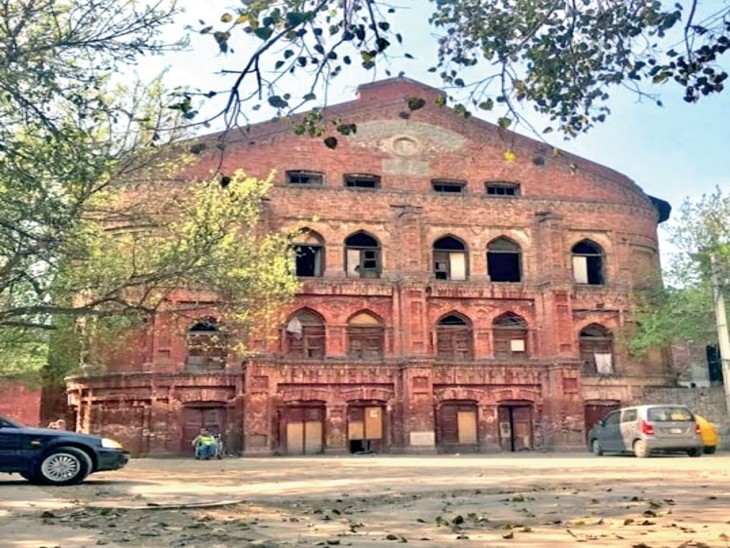 यहां 1919 में भगत सिंह पर दर्ज एफआईआर, पोस्टमार्टम रिपोर्ट के कागजात व उनके लिखे पत्र हैं। - Dainik Bhaskar