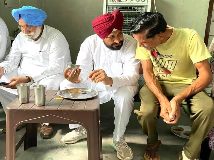 किसान के घर लंच करते CM चरणजीत सिंह चन्नी।