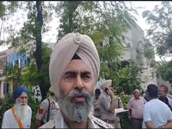वारदात के बारे में जानकारी देते DCP गुरमीत सिंह।