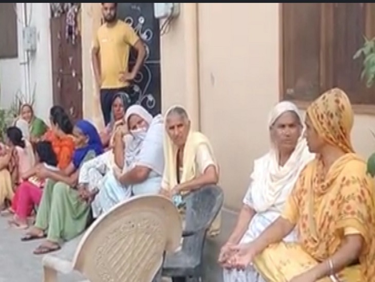 बुजुर्ग की हत्या के बाद खौफजदा बैठी महिलाएं।