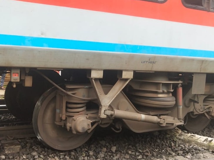 इस दुर्घटना में कोई घायल नहीं हुआ है, लेकिन ट्रेन के ट्रैक से उतरने की वजह से पटरी को बड़ा नुकसान हुआ है।