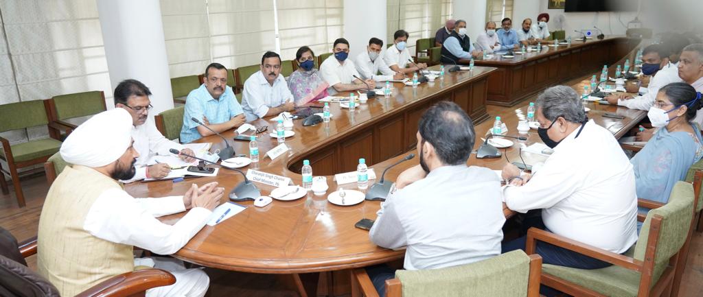 मुख्यमंत्री चरणजीत सिंह चन्नी की बैठक में मौजूद पंजाब सरकार के अफसर