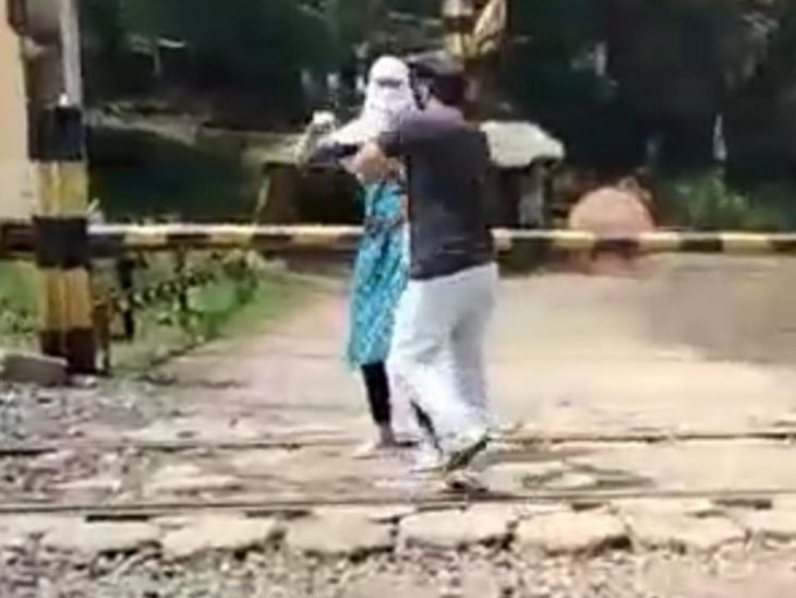 ऑटो चालक मोहसिन ने युवती को पटरी से दूर किया।