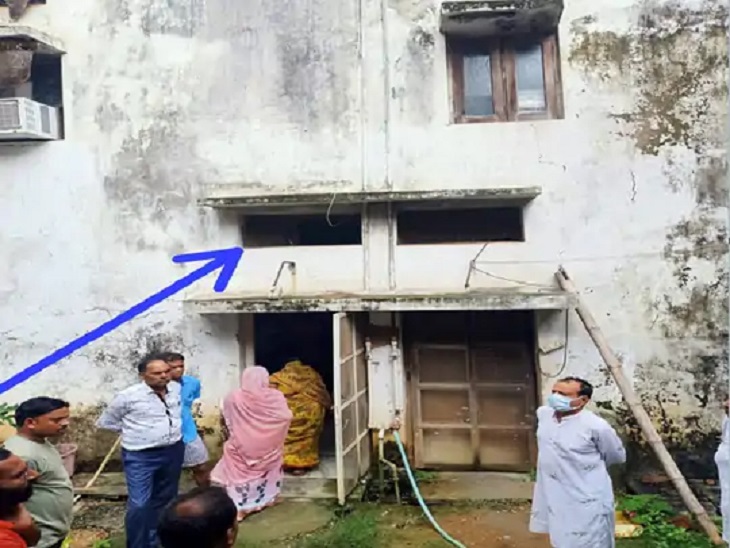 घर की अंदर की झिझक।