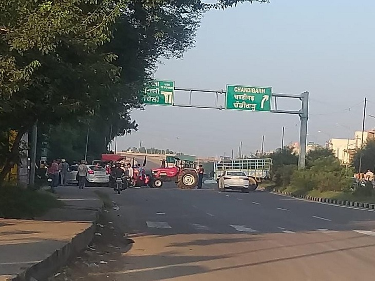 चंडीगढ़ में बलटाना चौक पर इस तरह ट्रैक्टर और गाड़ियां अड़ाकर हाईवे बंद किया गया।